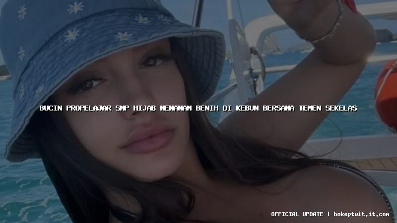 bucin propelajar smp hijab menanam benih di kebun bersama temen sekelas
