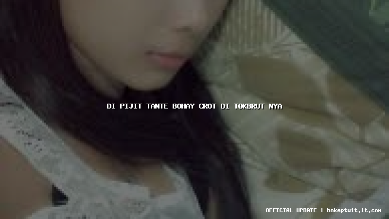 di pijit tante bohay crot di tokbrut nya