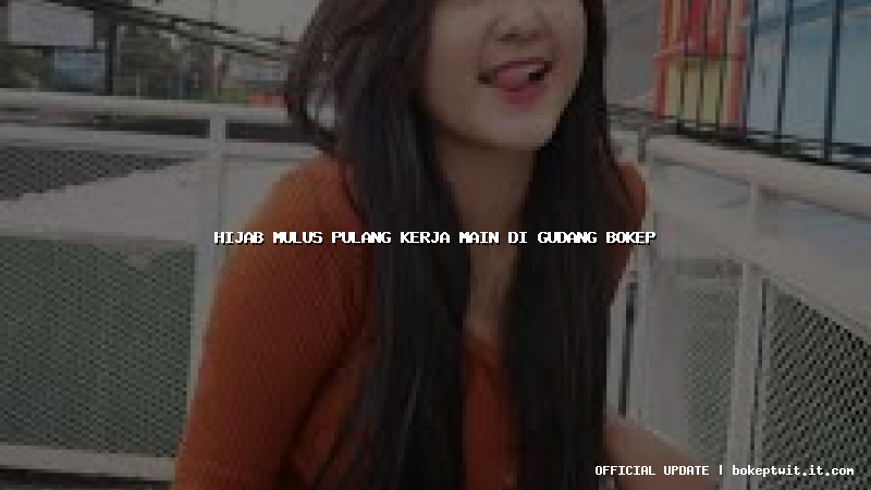 hijab mulus pulang kerja main di gudang bokep